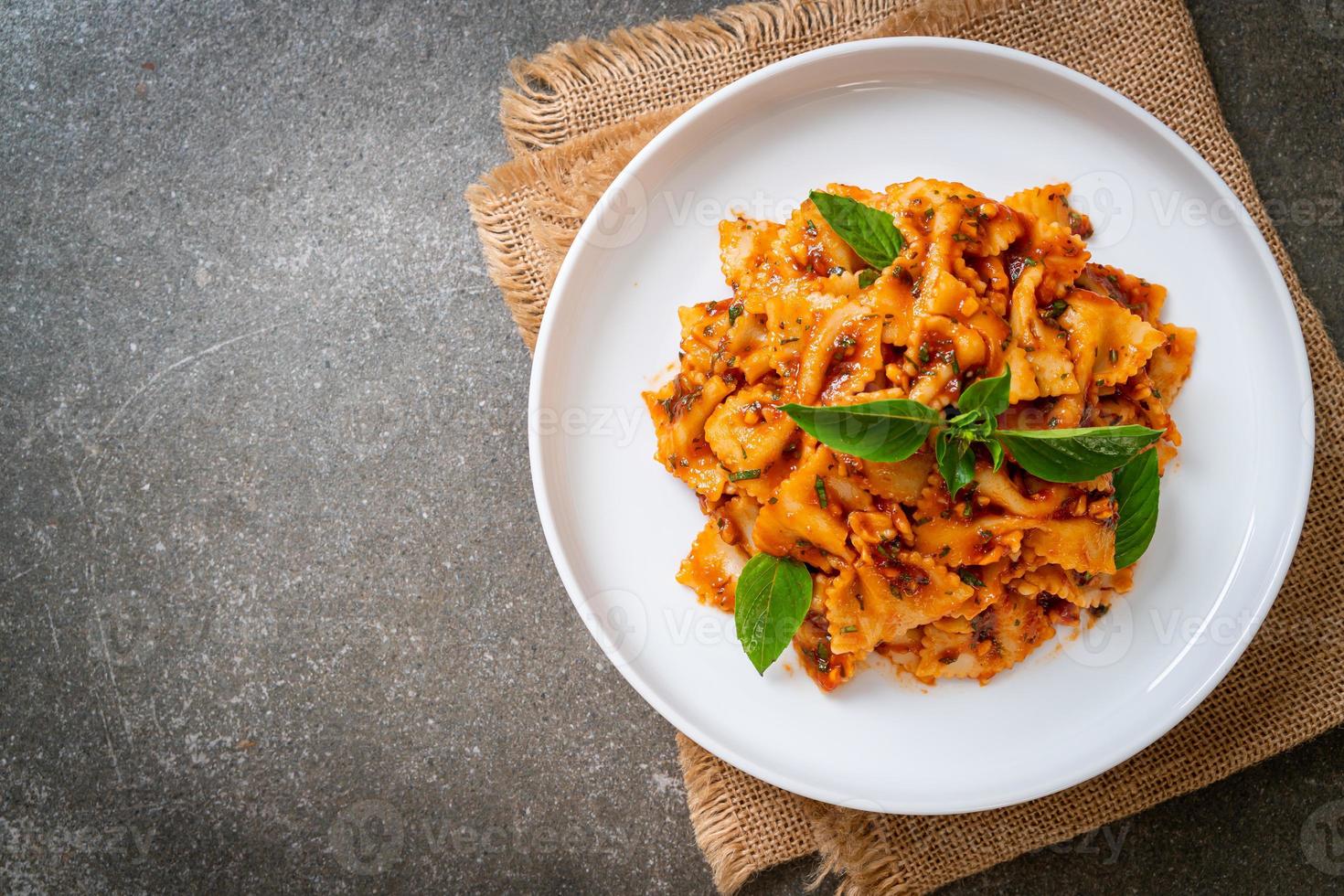 pasta farfalle con albahaca y ajo en salsa de tomate - salsa italiana foto