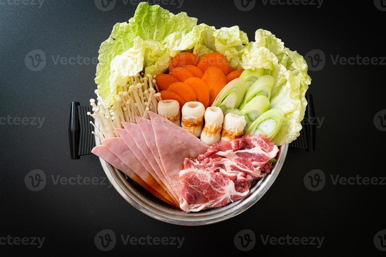 Sukiyaki o shabu sopa negra de olla caliente con carne cruda y vegetales - estilo de comida japonesa foto