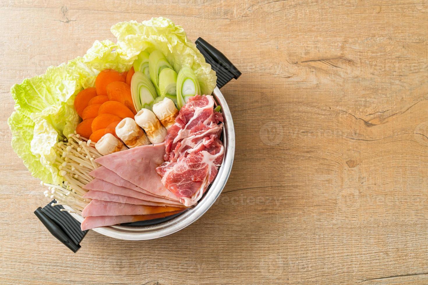 Sukiyaki o shabu sopa negra de olla caliente con carne cruda y vegetales - estilo de comida japonesa foto