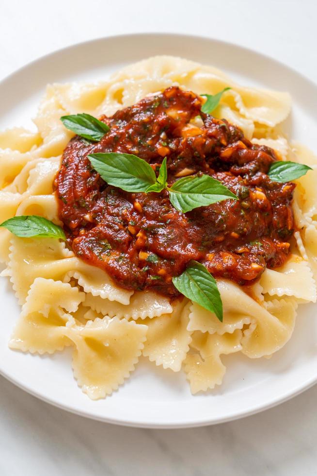 pasta farfalle con albahaca y ajo en salsa de tomate - salsa italiana foto