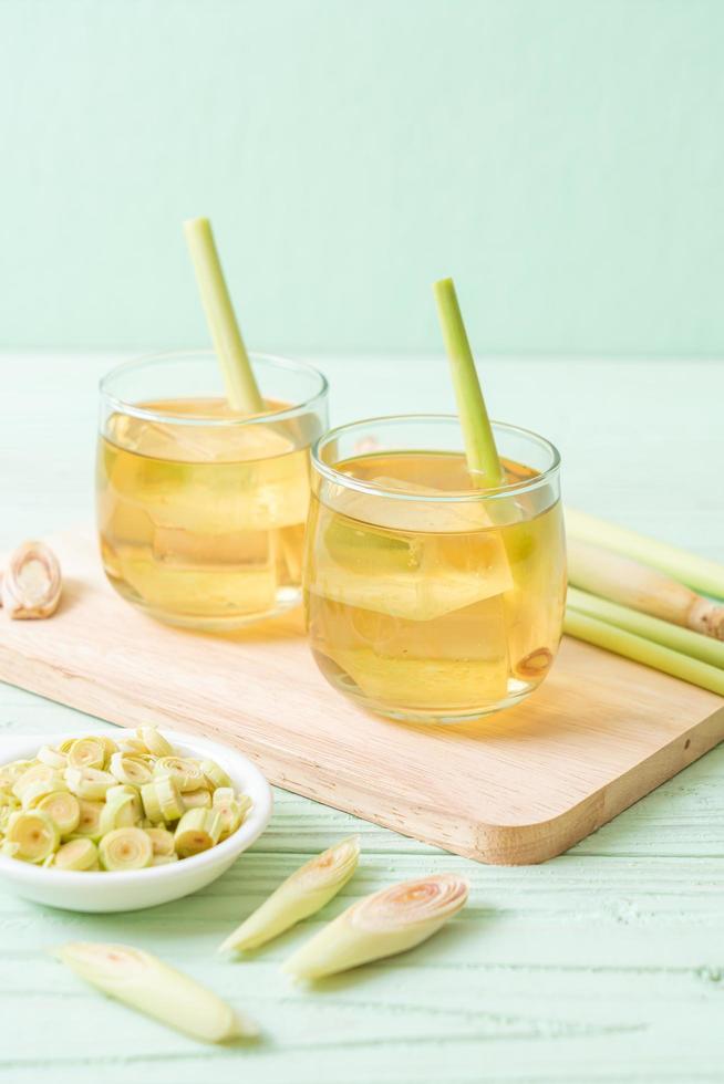 Jugo de hierba de limón helado sobre fondo de madera foto