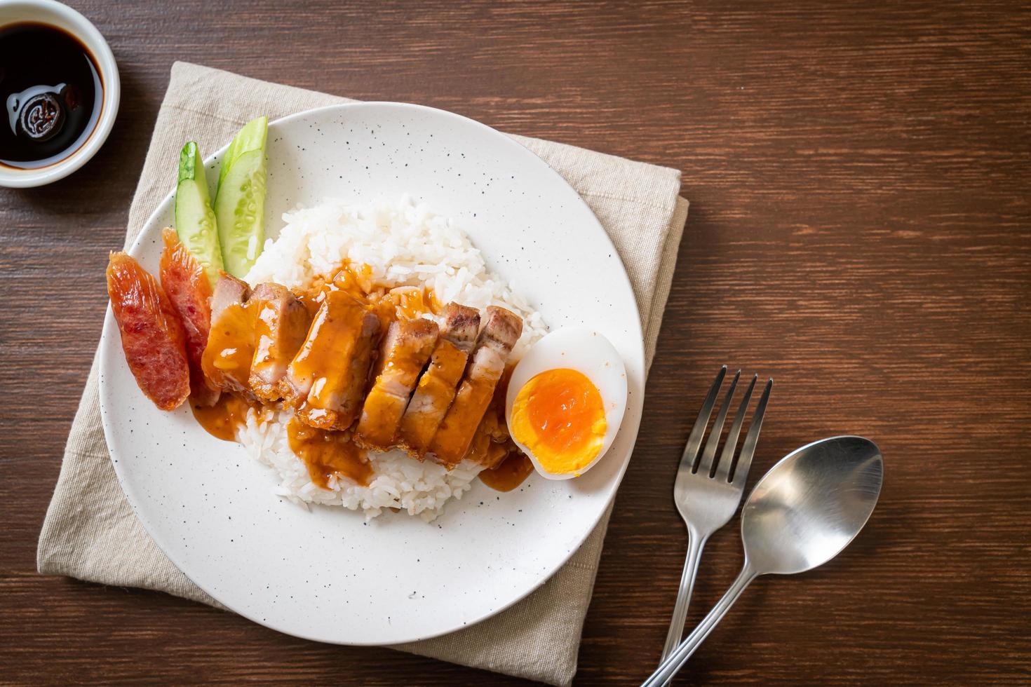 Panceta crujiente sobre arroz con salsa roja barbacoa foto