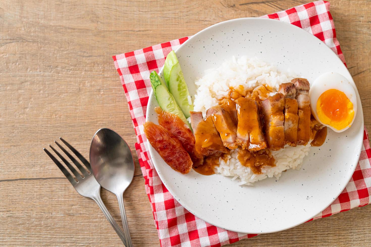 Panceta crujiente sobre arroz con salsa roja barbacoa foto