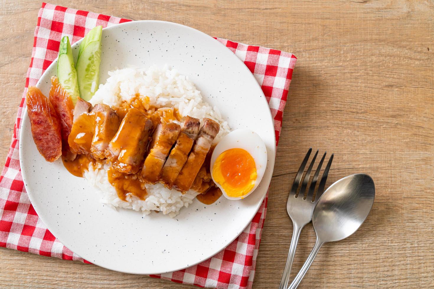 Panceta crujiente sobre arroz con salsa roja barbacoa foto