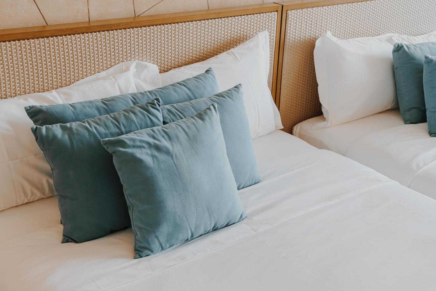 Hermosa y cómoda decoración de almohadas en el interior del dormitorio. foto