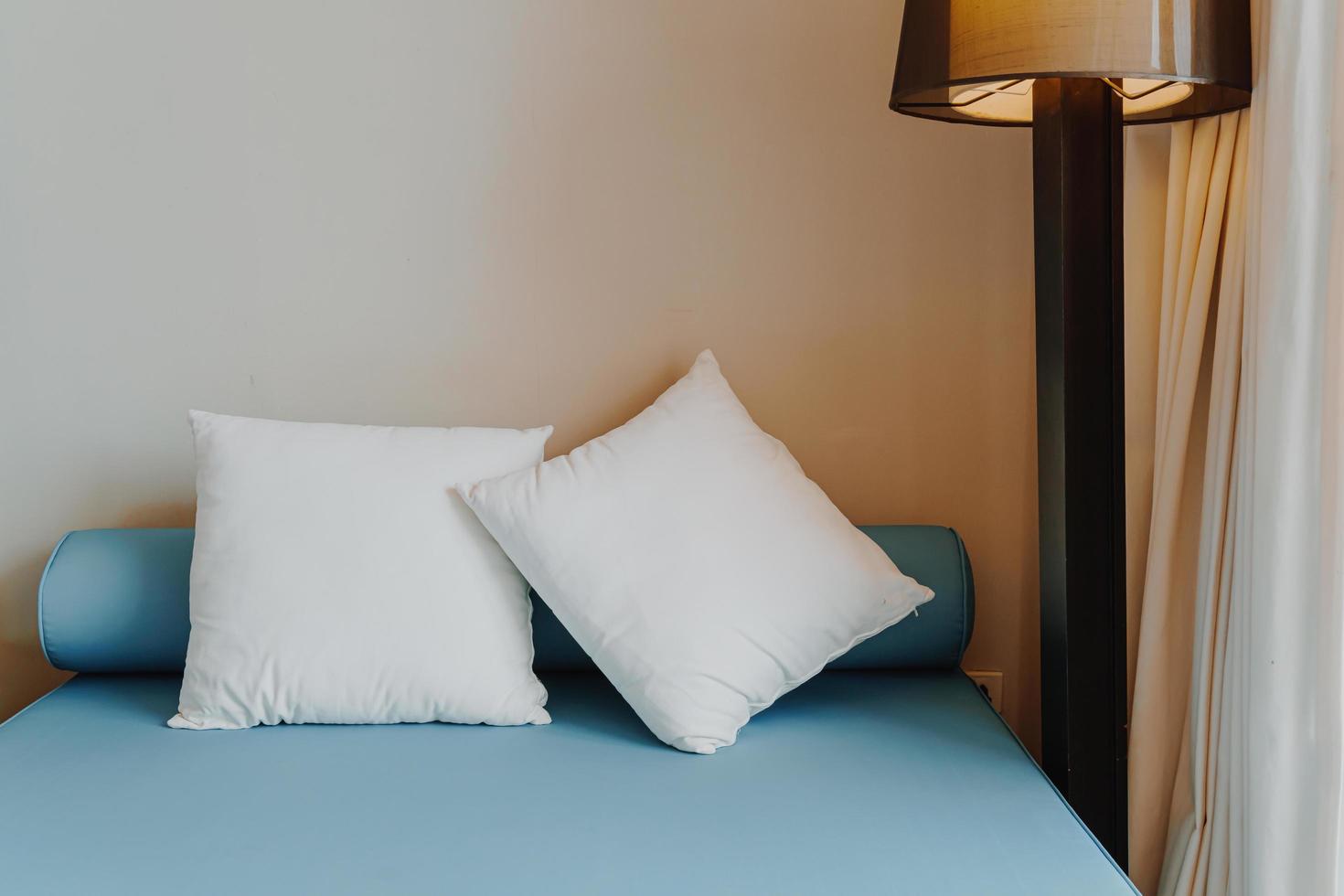 Hermosa y cómoda decoración de almohadas en el interior del dormitorio. foto