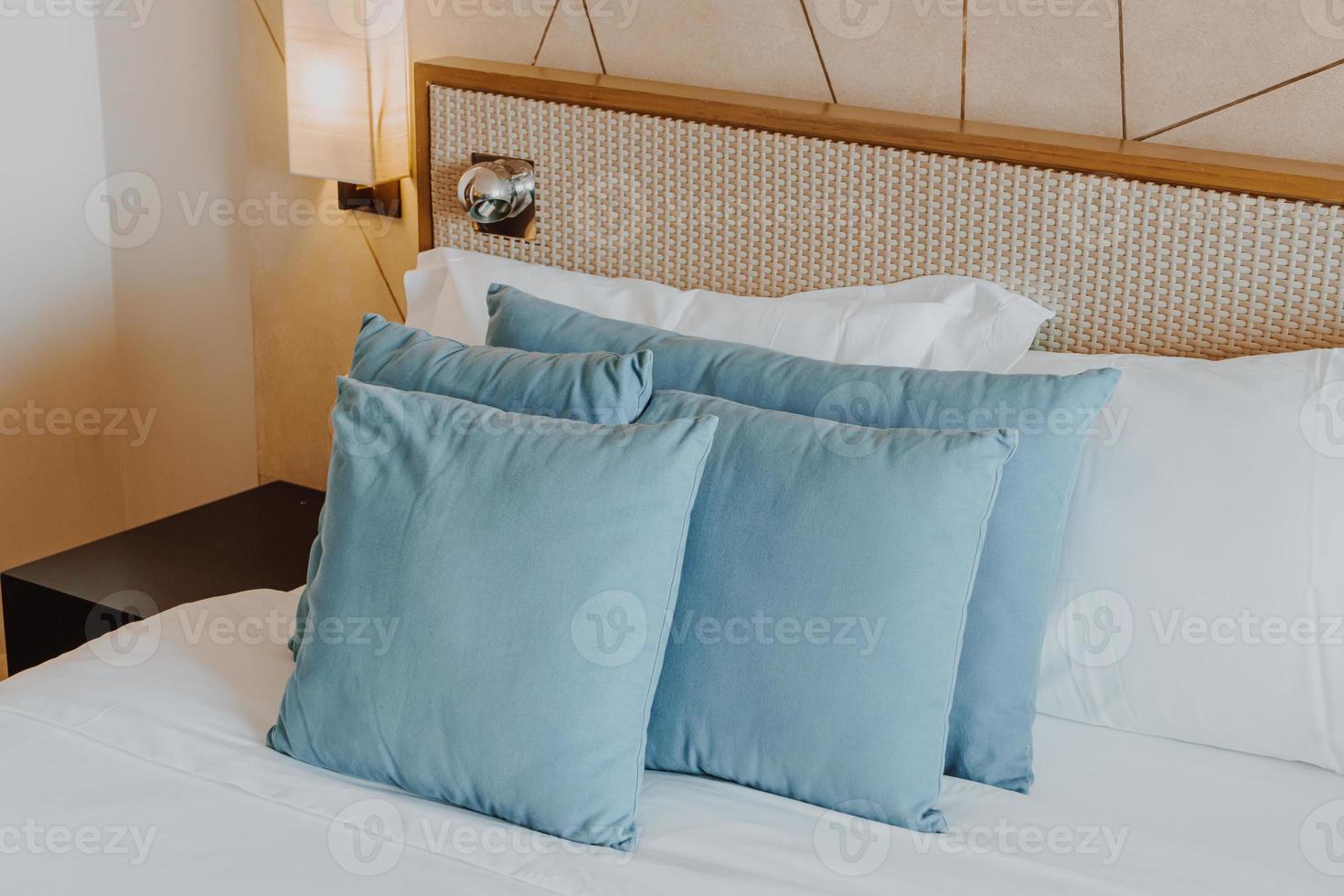 Hermosa y cómoda decoración de almohadas en el interior del dormitorio. foto