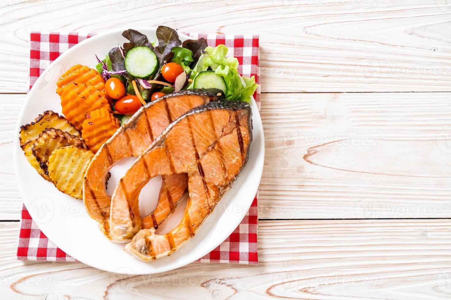 Filete de salmón a la plancha doble con verduras foto