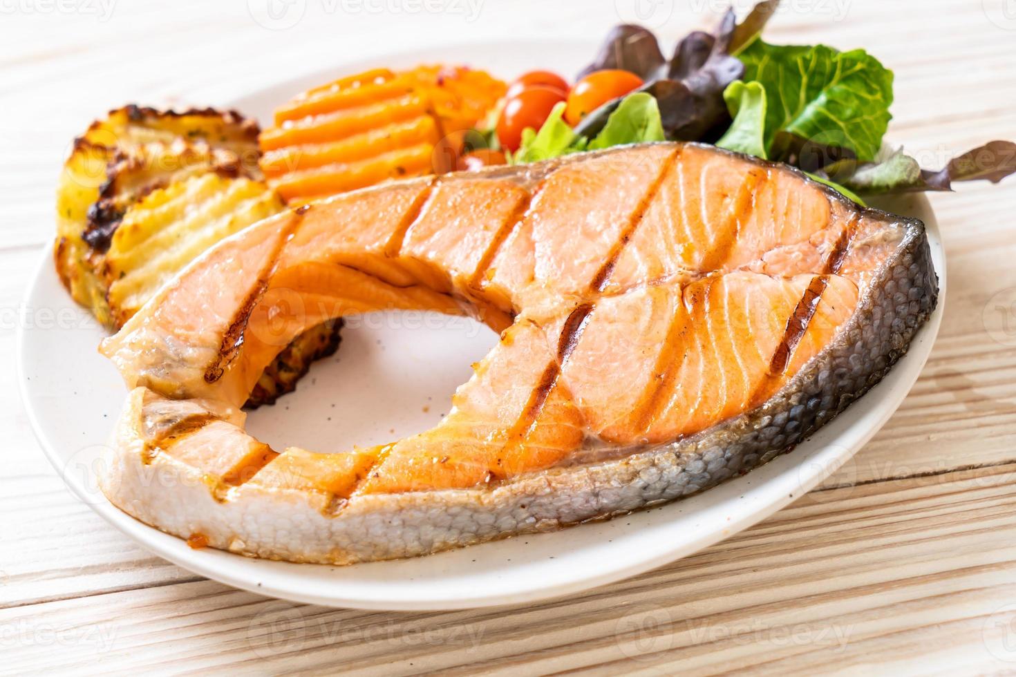 Filete de salmón a la plancha doble con verduras foto