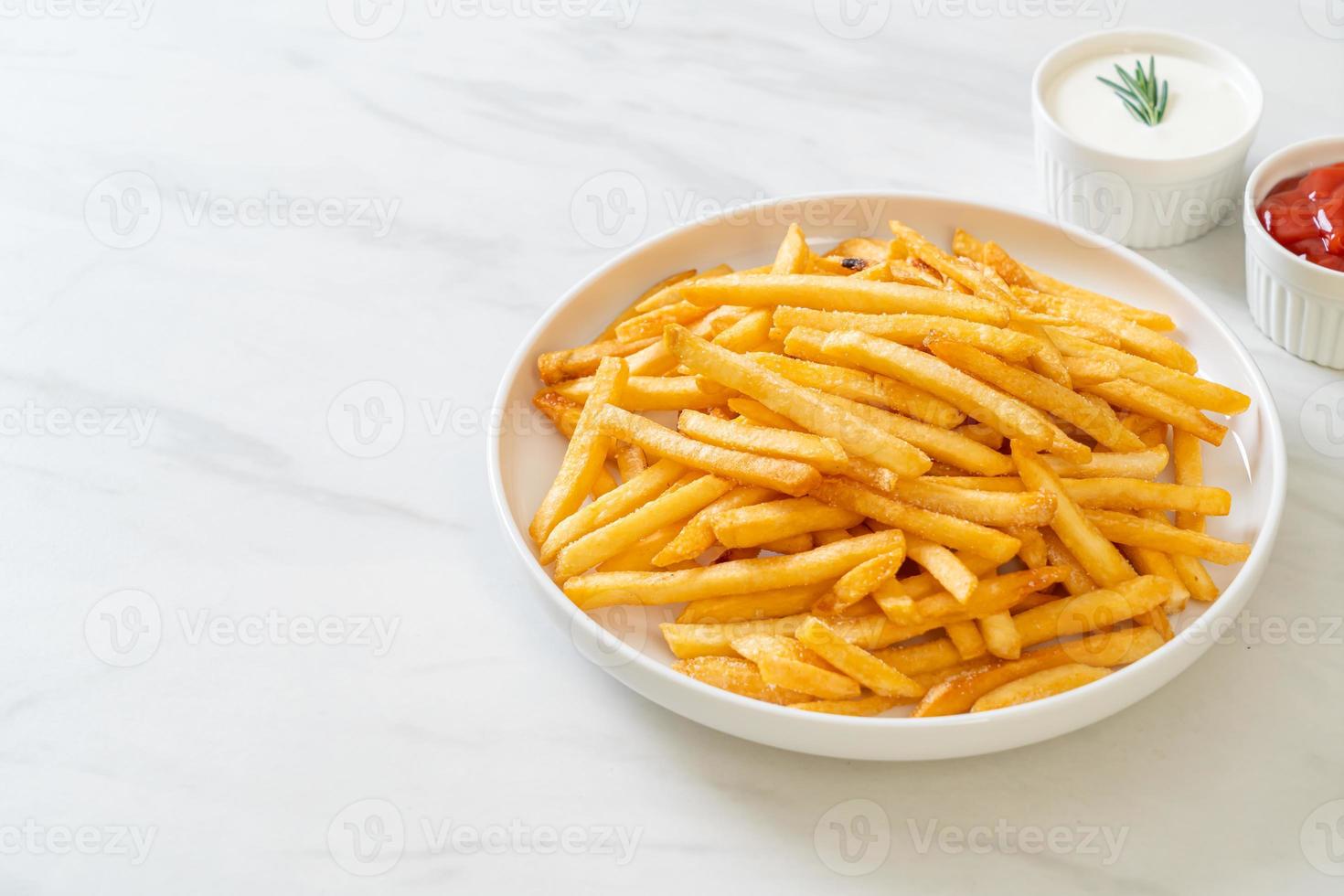 papas fritas con crema agria y salsa de tomate foto