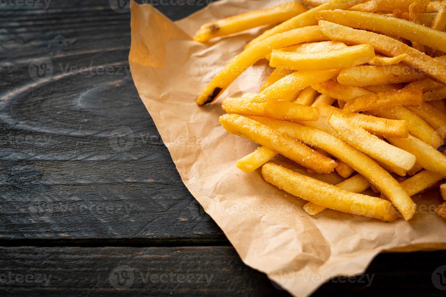 un plato de papas fritas foto