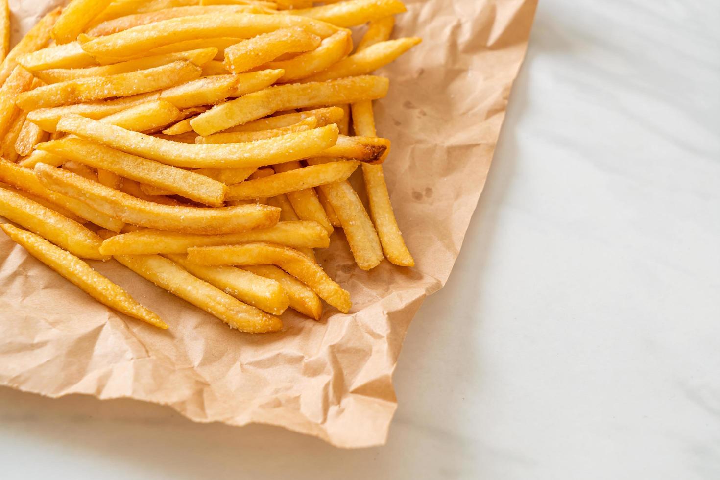 un plato de papas fritas foto