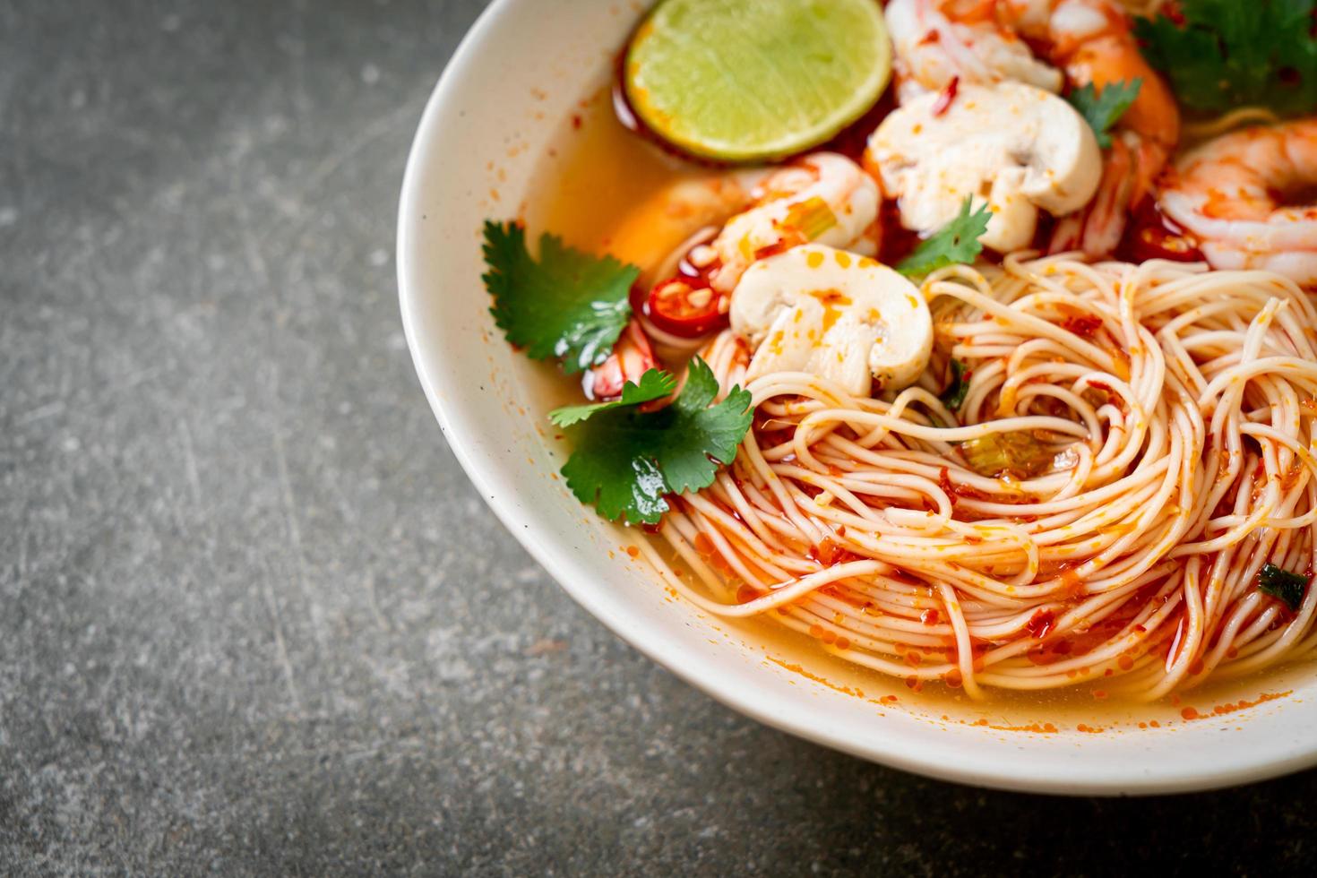 fideos con sopa picante y camarones o tom yum kung - estilo de comida asiática foto