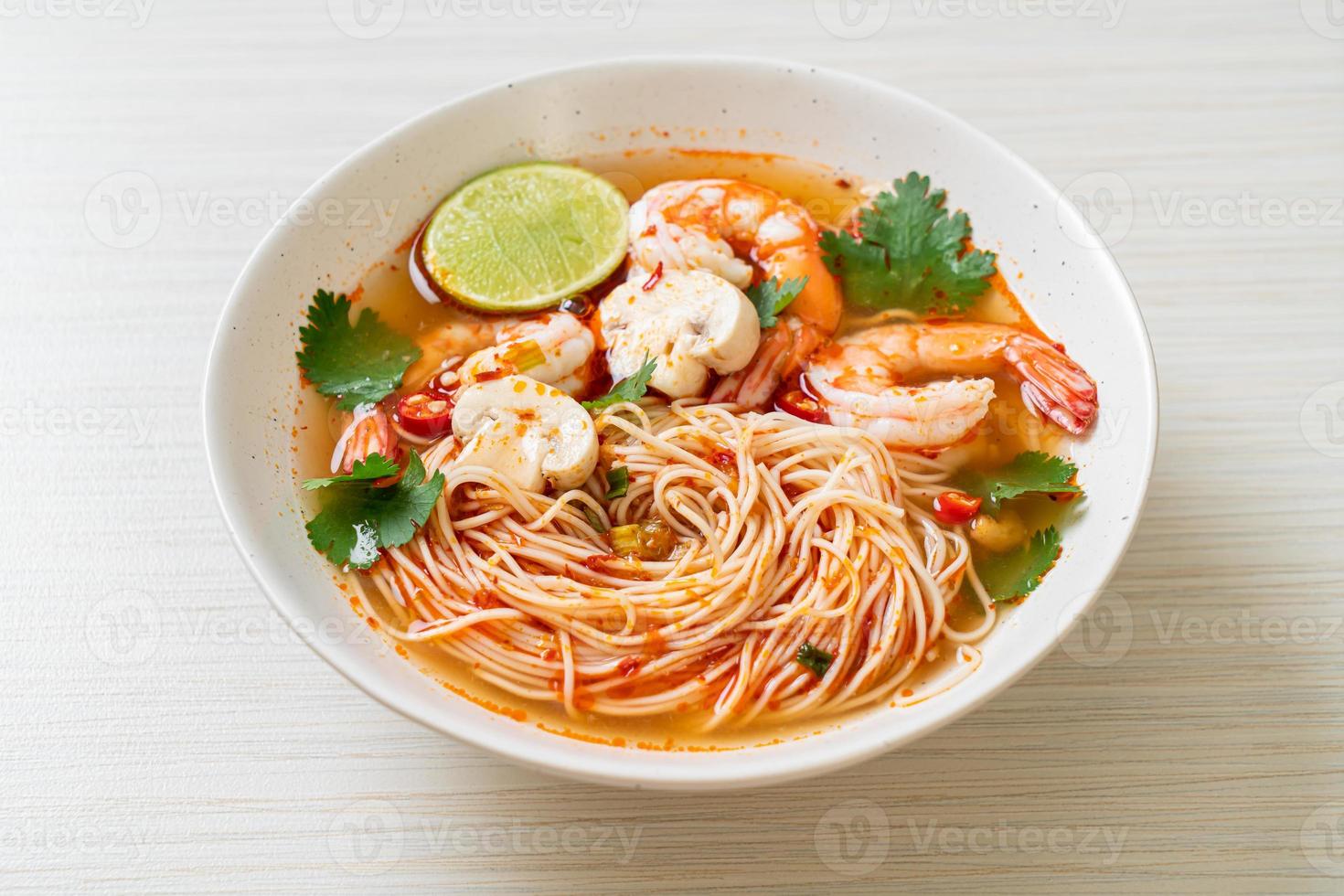 fideos con sopa picante y camarones o tom yum kung - estilo de comida asiática foto