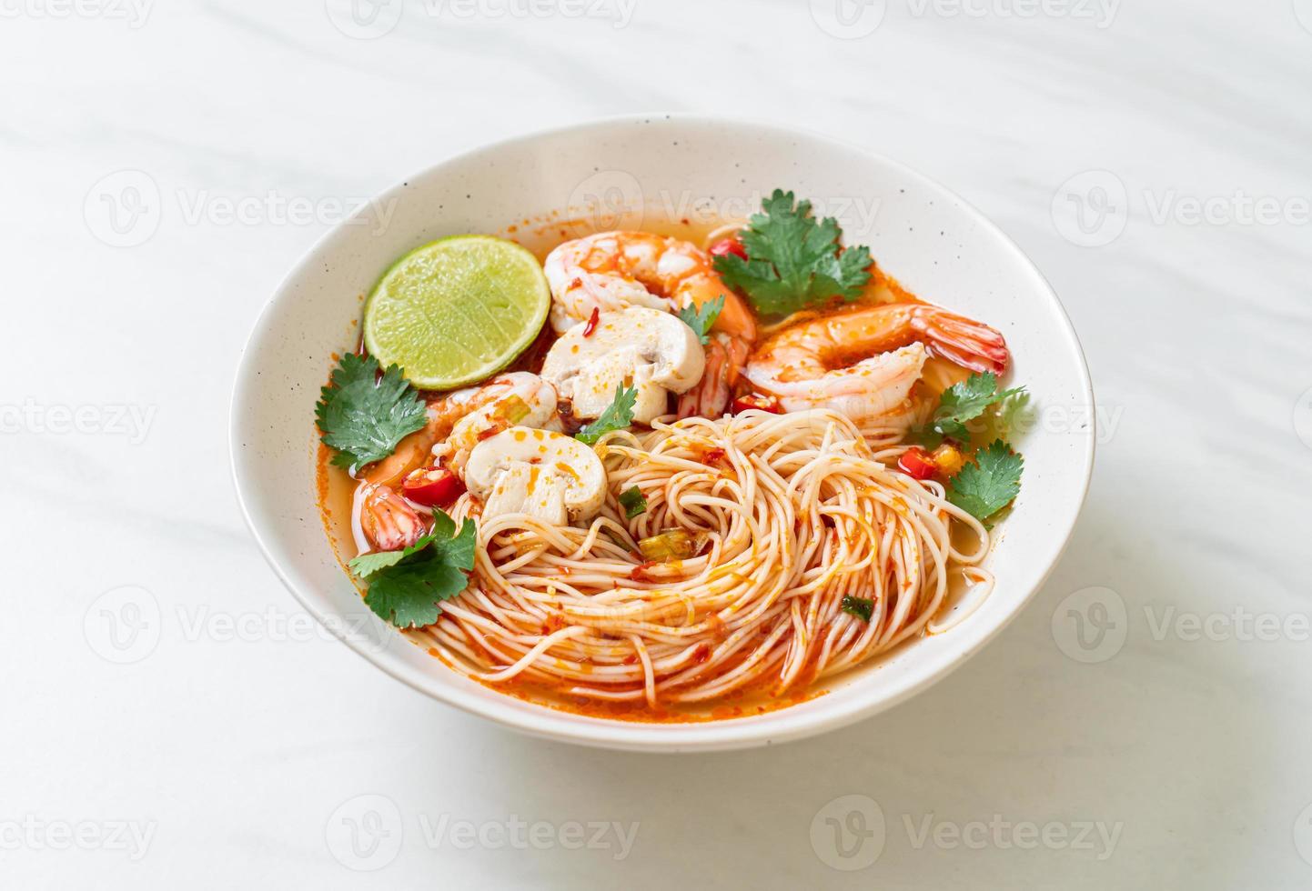 fideos con sopa picante y camarones o tom yum kung - estilo de comida asiática foto