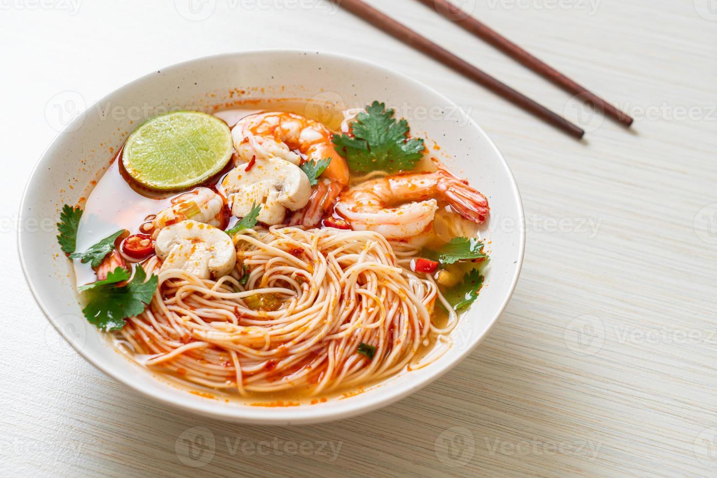 fideos con sopa picante y camarones o tom yum kung - estilo de comida asiática foto