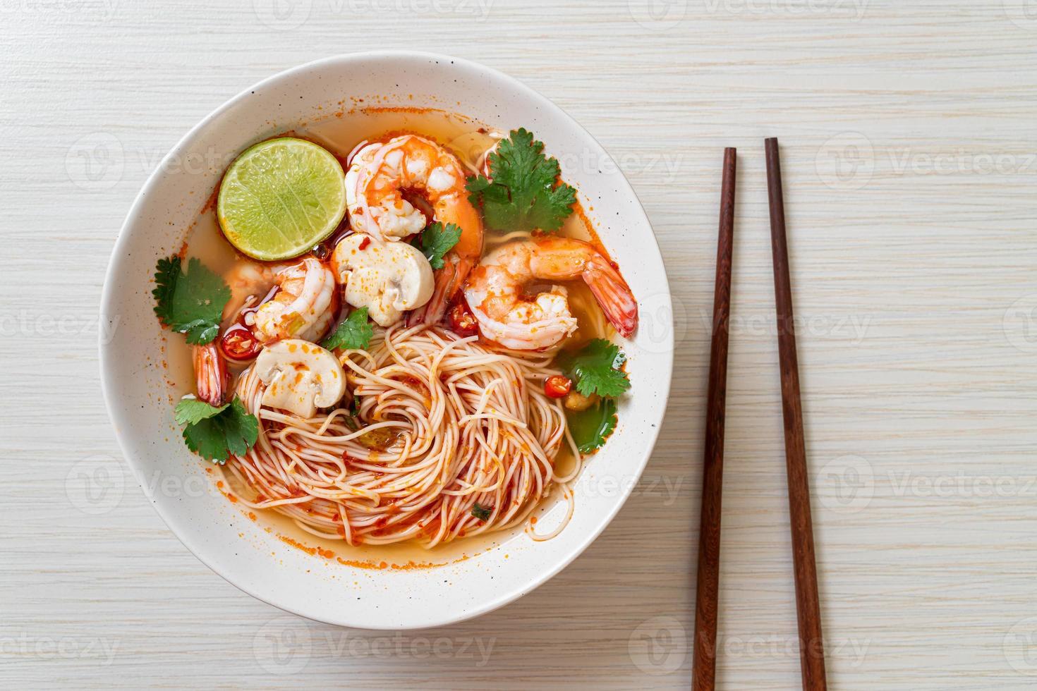 fideos con sopa picante y camarones o tom yum kung - estilo de comida asiática foto