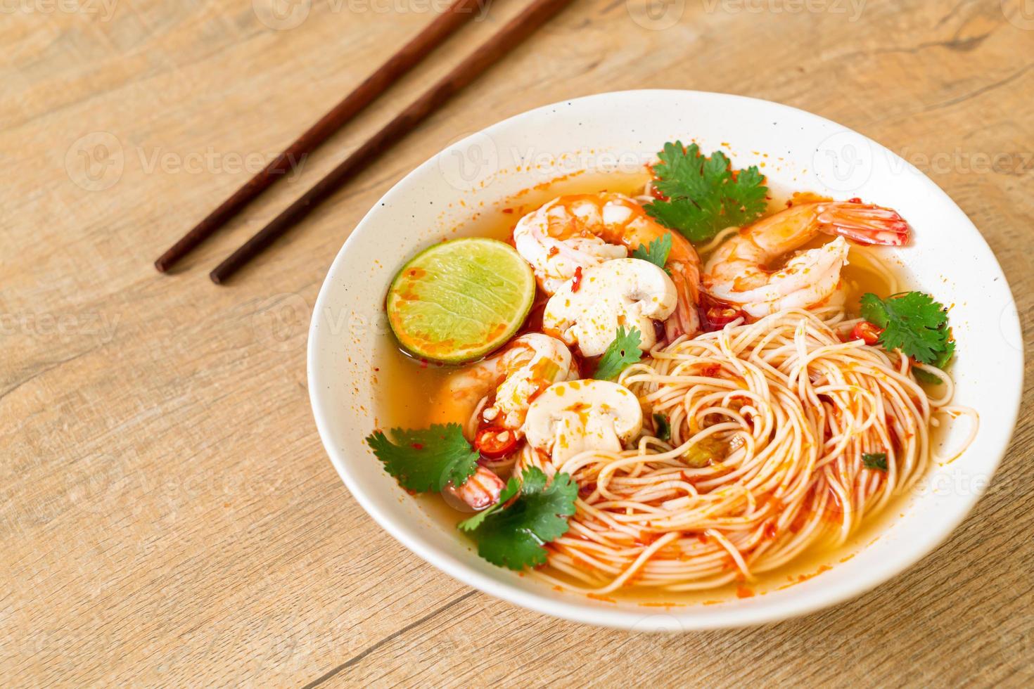 fideos con sopa picante y camarones o tom yum kung - estilo de comida asiática foto