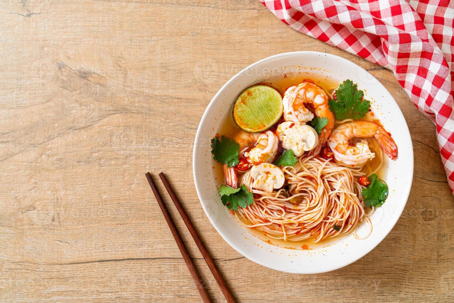 fideos con sopa picante y camarones o tom yum kung - estilo de comida asiática foto