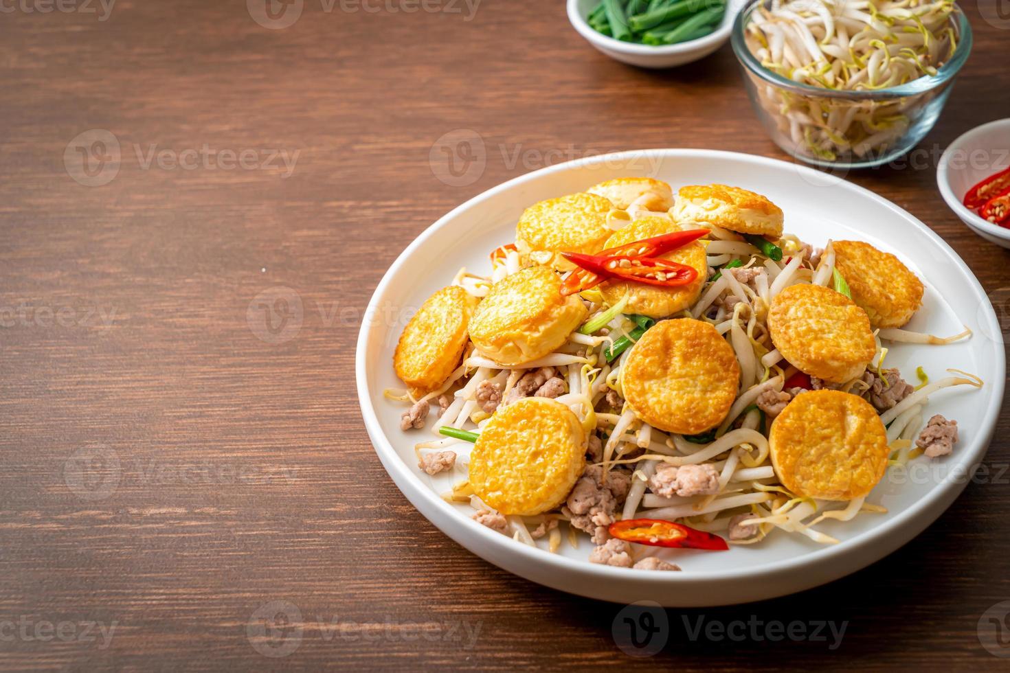 brotes de soja salteados, huevo tofu y carne de cerdo picada - estilo de comida asiática foto