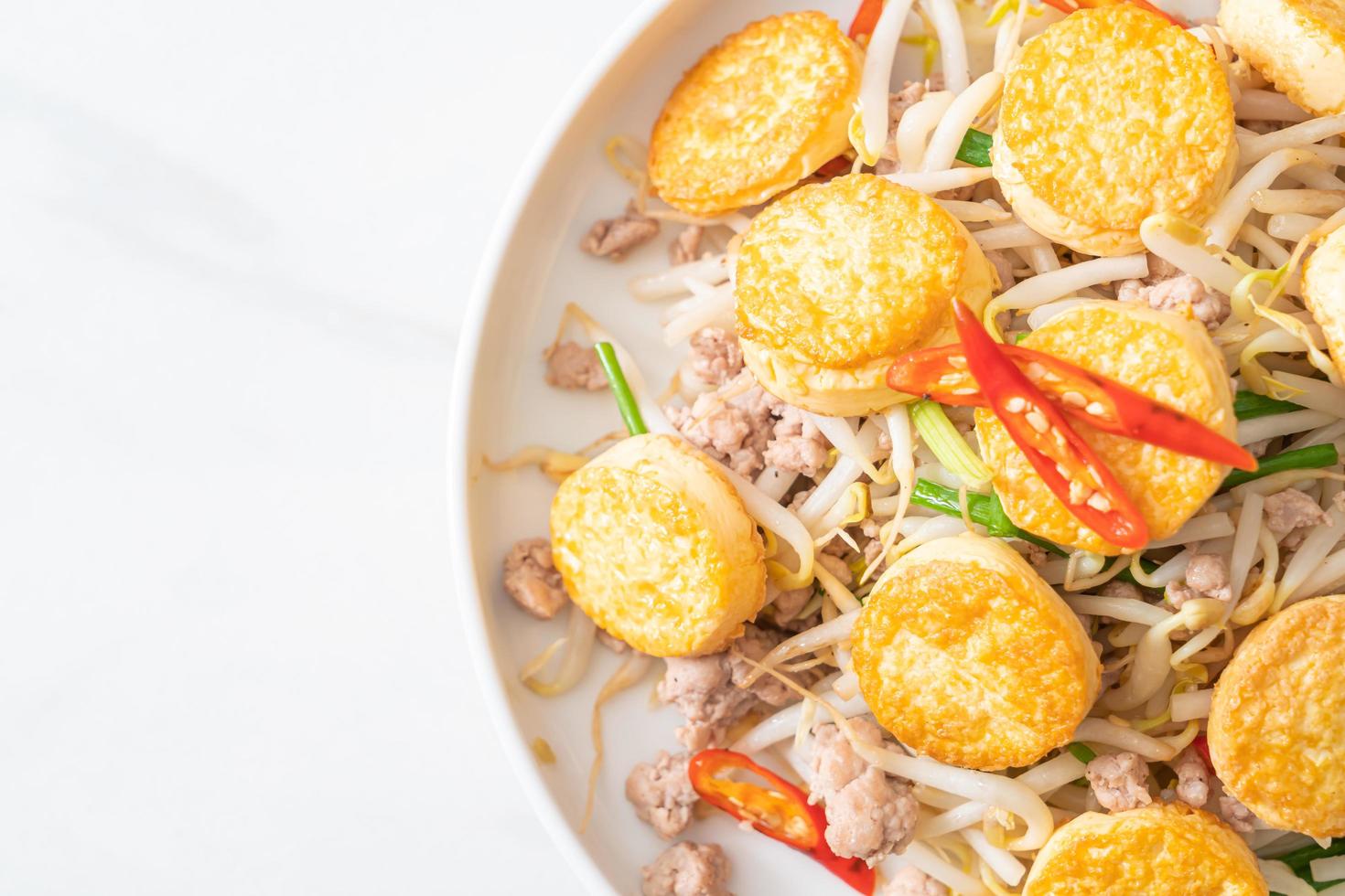 brotes de soja salteados, huevo tofu y carne de cerdo picada - estilo de comida asiática foto