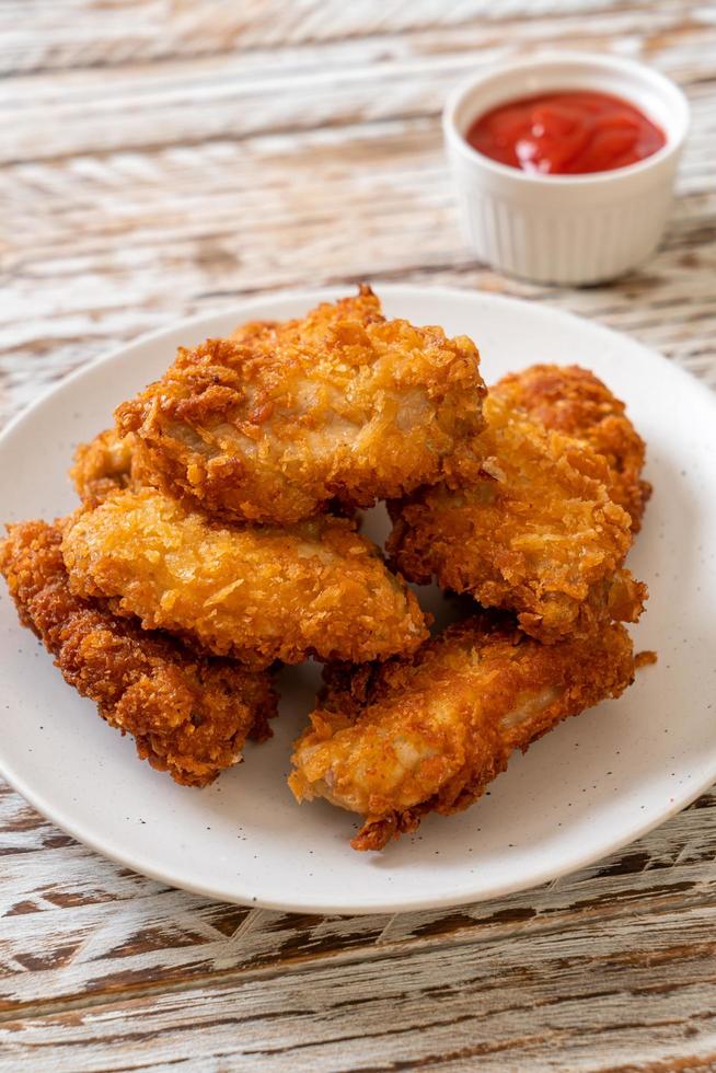 alitas de pollo frito con salsa de tomate - comida poco saludable foto