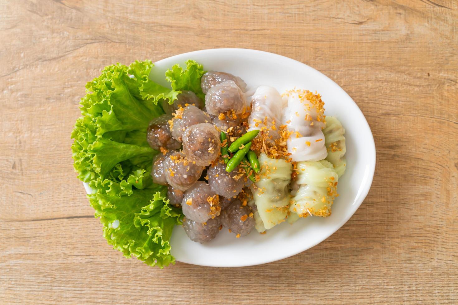 albóndigas de piel de arroz al vapor y albóndigas de tapioca al vapor con cerdo foto