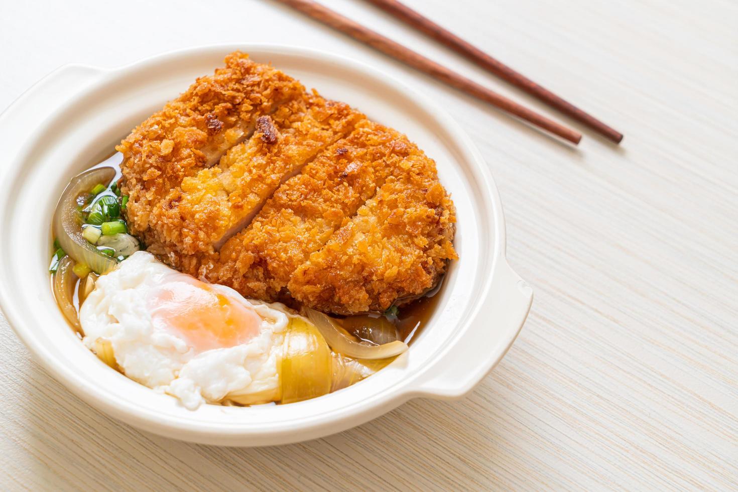 chuleta de cerdo frita japonesa con sopa de cebolla y huevo foto