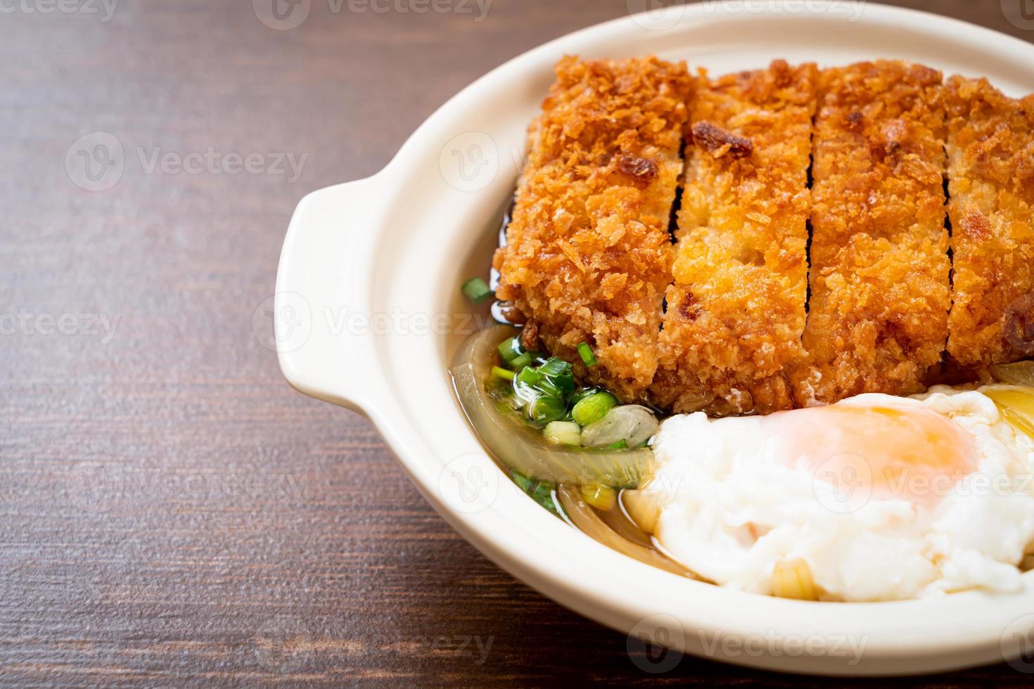 chuleta de cerdo frita japonesa con sopa de cebolla y huevo foto