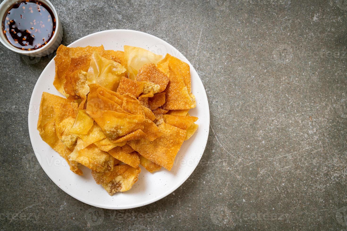 wonton de cerdo frito con salsa para mojar foto