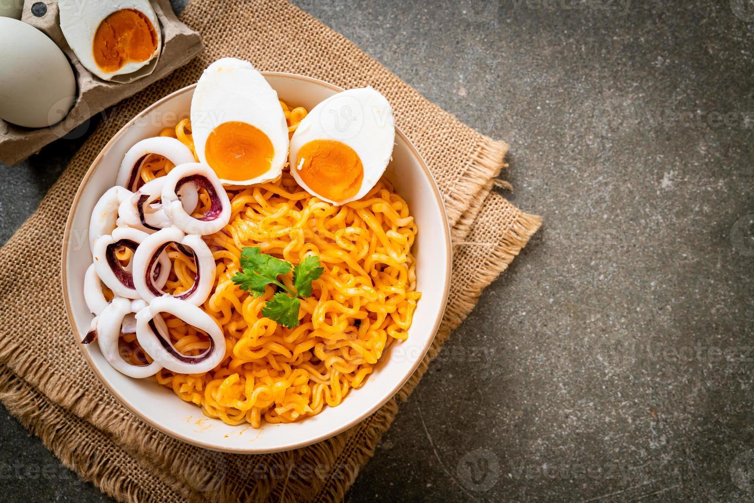 fideos instantáneos sabor huevo salado con calamar o pulpo bowl foto