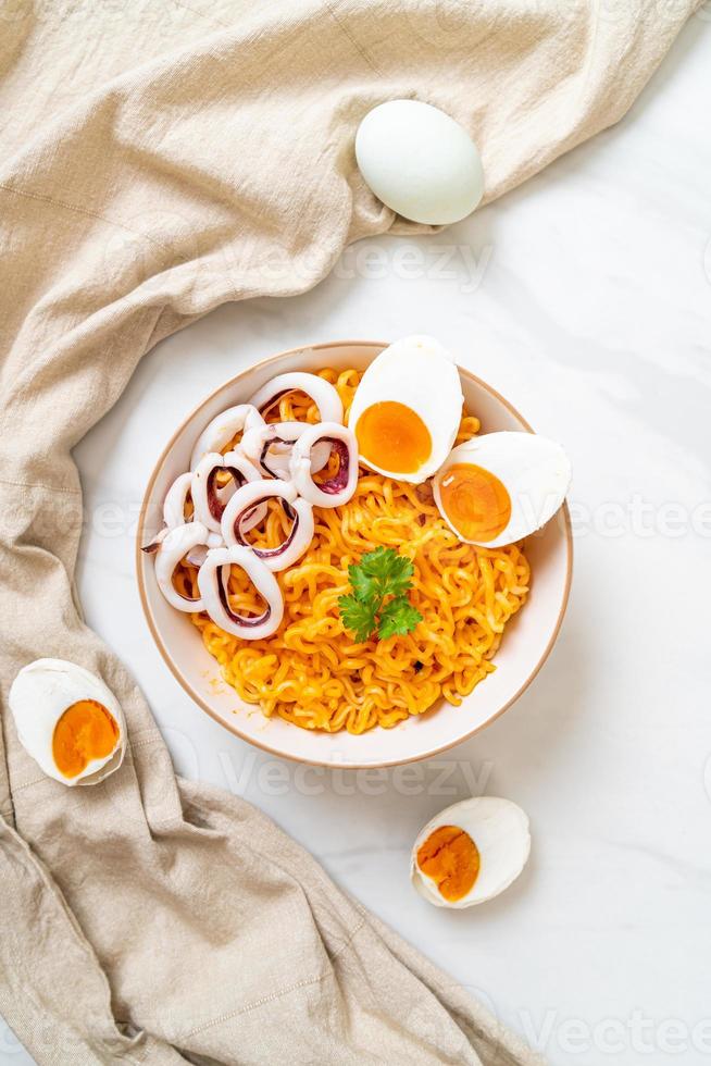 fideos instantáneos sabor huevo salado con calamar o pulpo bowl foto