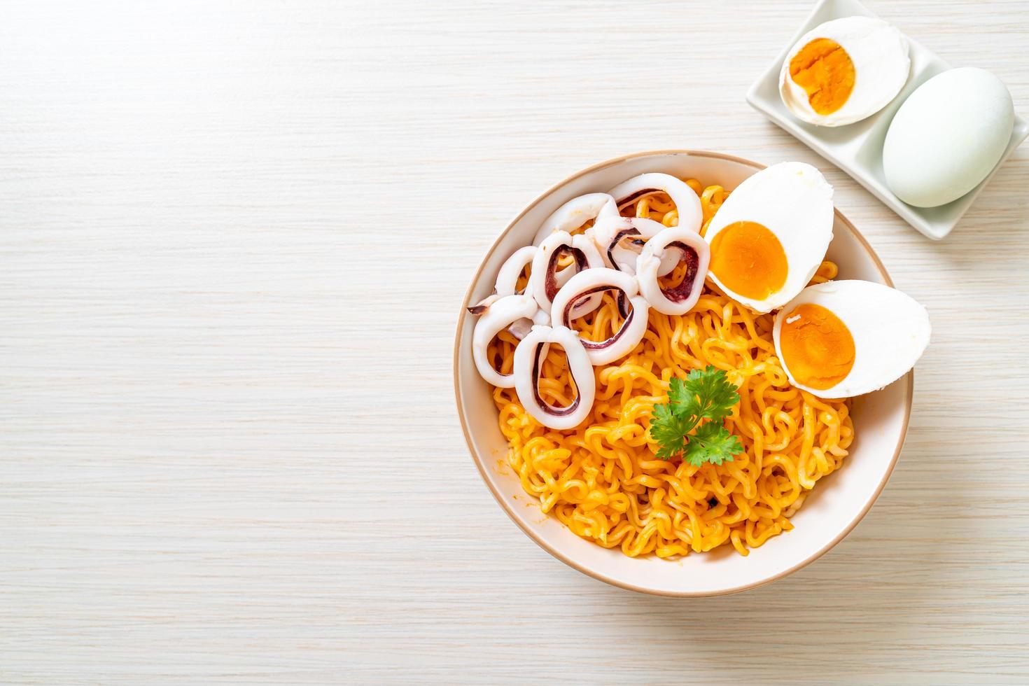 fideos instantáneos sabor huevo salado con calamar o pulpo bowl foto