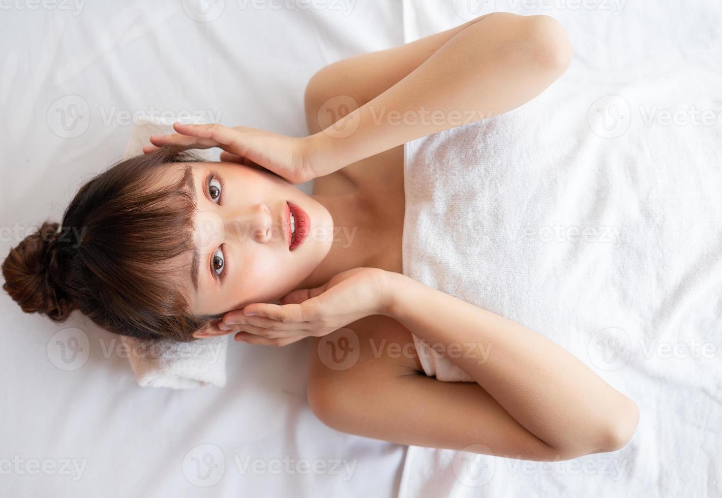 joven, mujer asiática, en, balneario foto