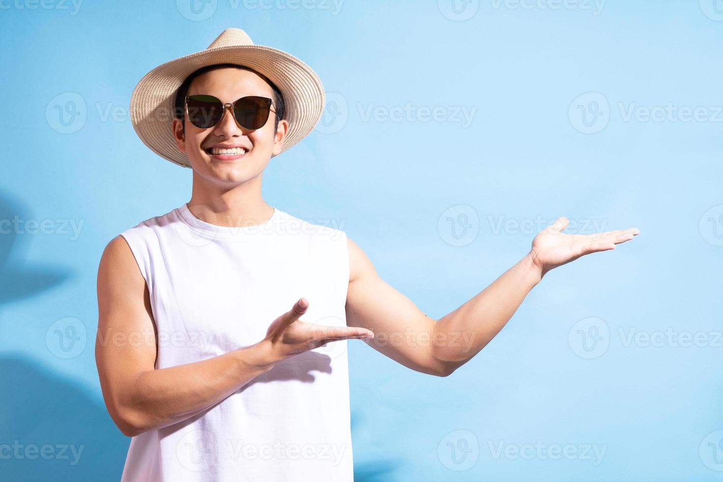 Retrato de hombre asiático guapo con gafas de sol foto