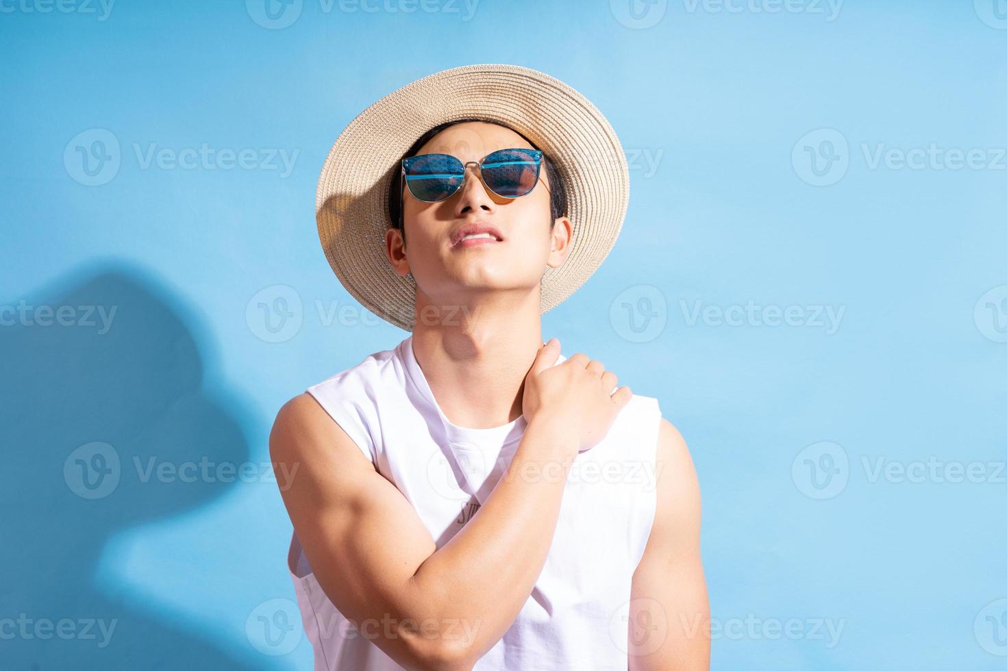 Retrato de hombre asiático guapo con gafas de sol foto