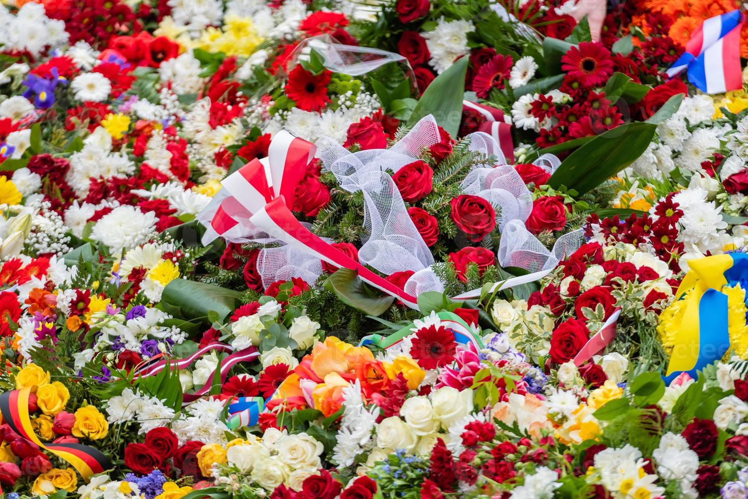 ramo de flores con cinta de bandera ucraniana. día de la dependencia de ucrania - imagen foto