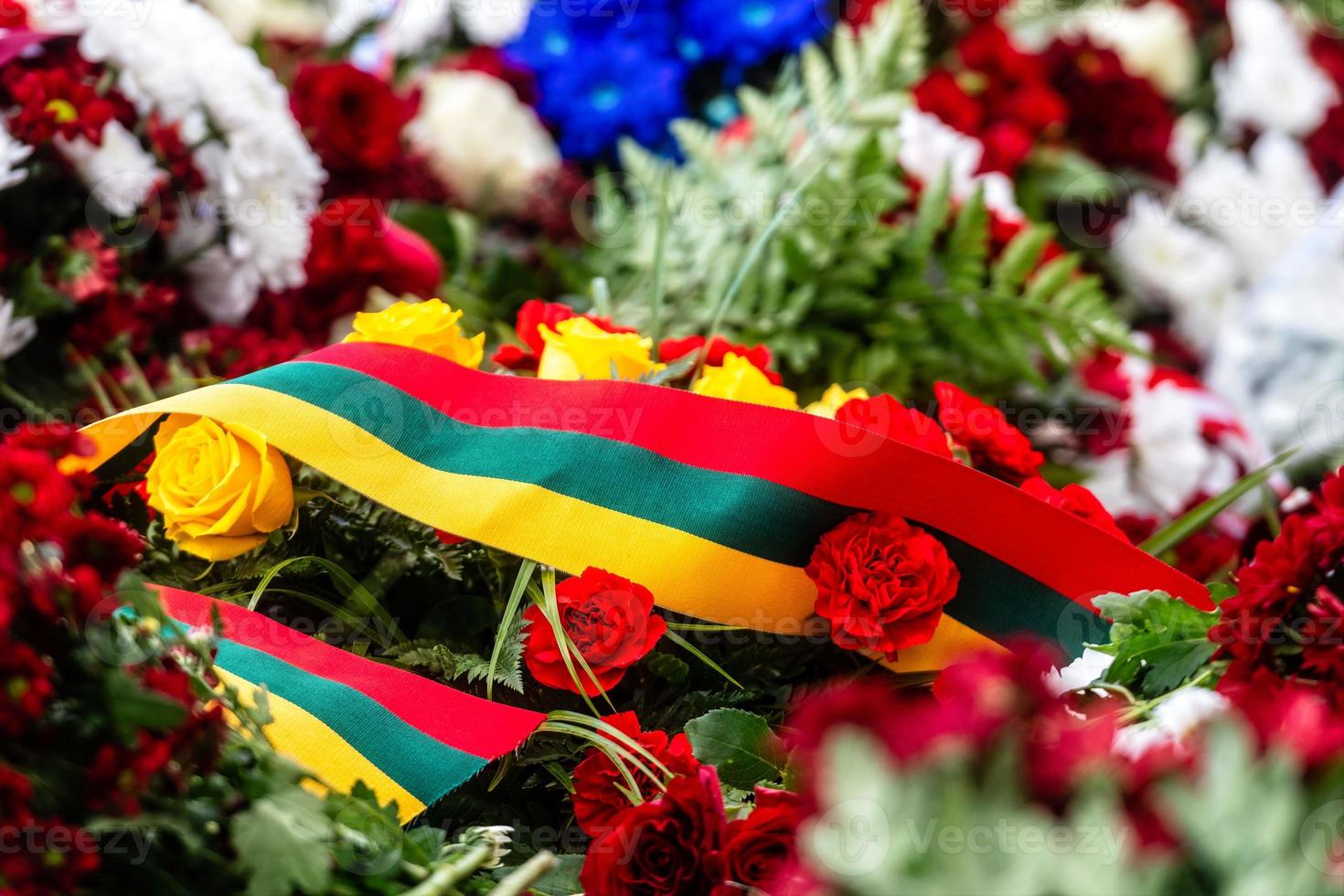 ramo de flores con bandera lituana. día de la independencia de lituania - imagen foto