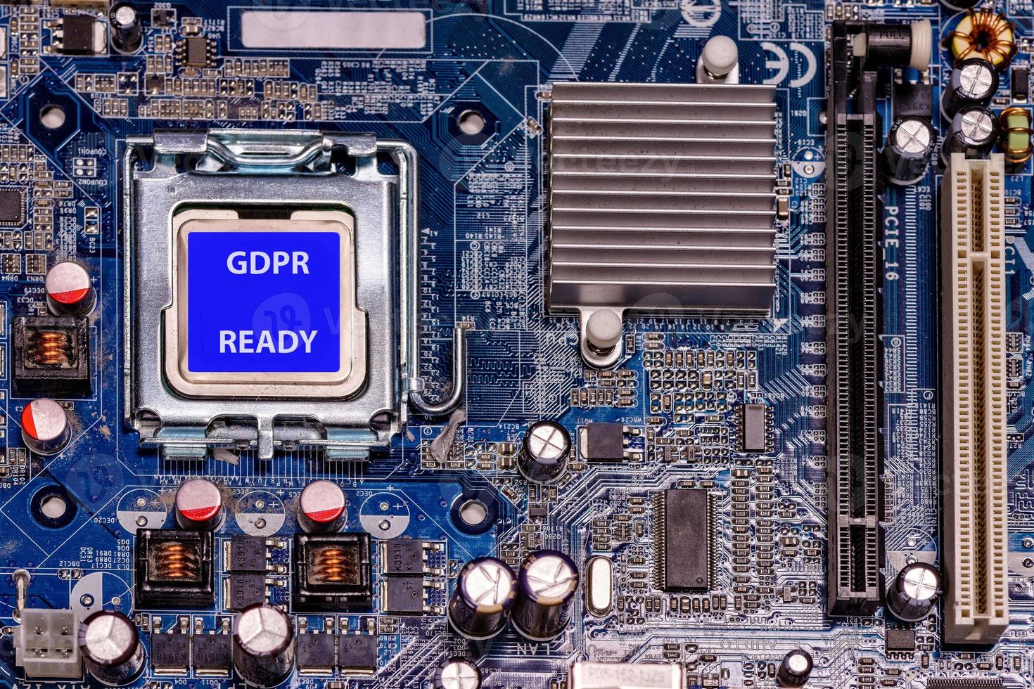 CPU de primer plano con etiqueta gdpr listo en la placa base del ordenador foto