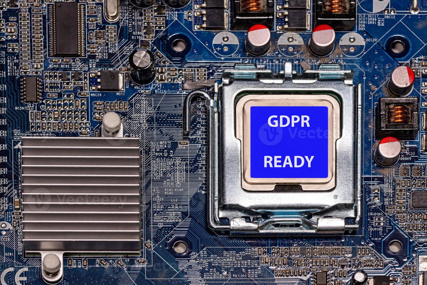 CPU de primer plano con etiqueta gdpr listo en la placa base del ordenador foto