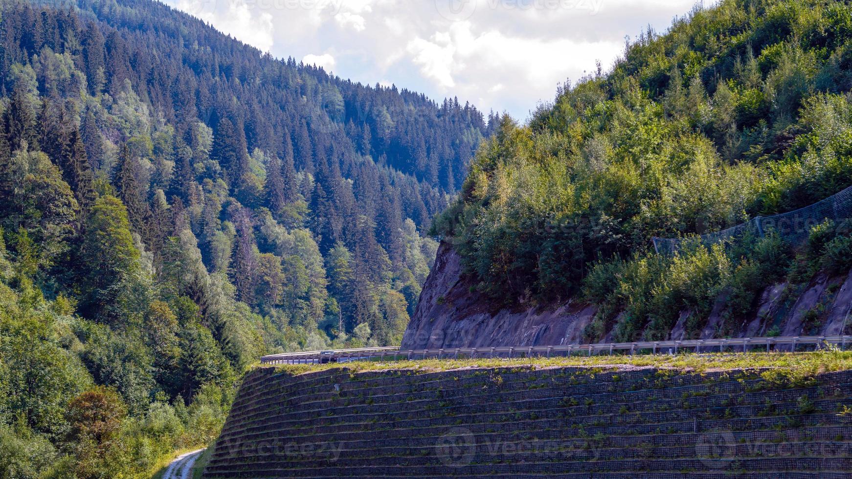 un pintoresco camino asfaltado de montaña a través de los Alpes. Austria. foto