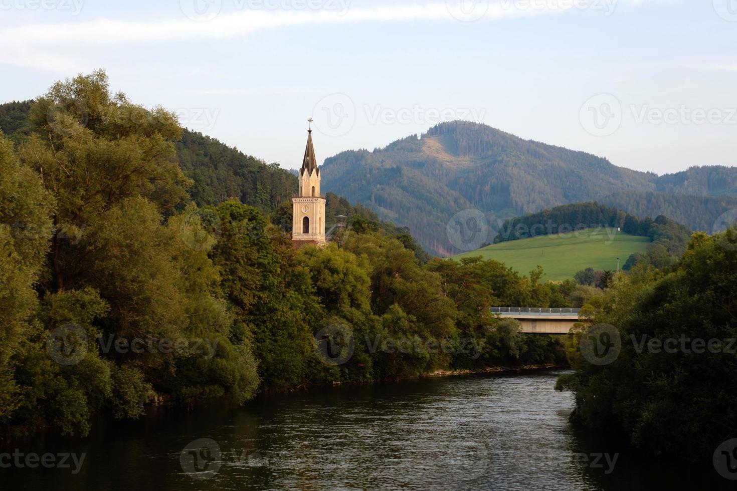 Vista del río Mur con iglesia en Leoben, Austria foto