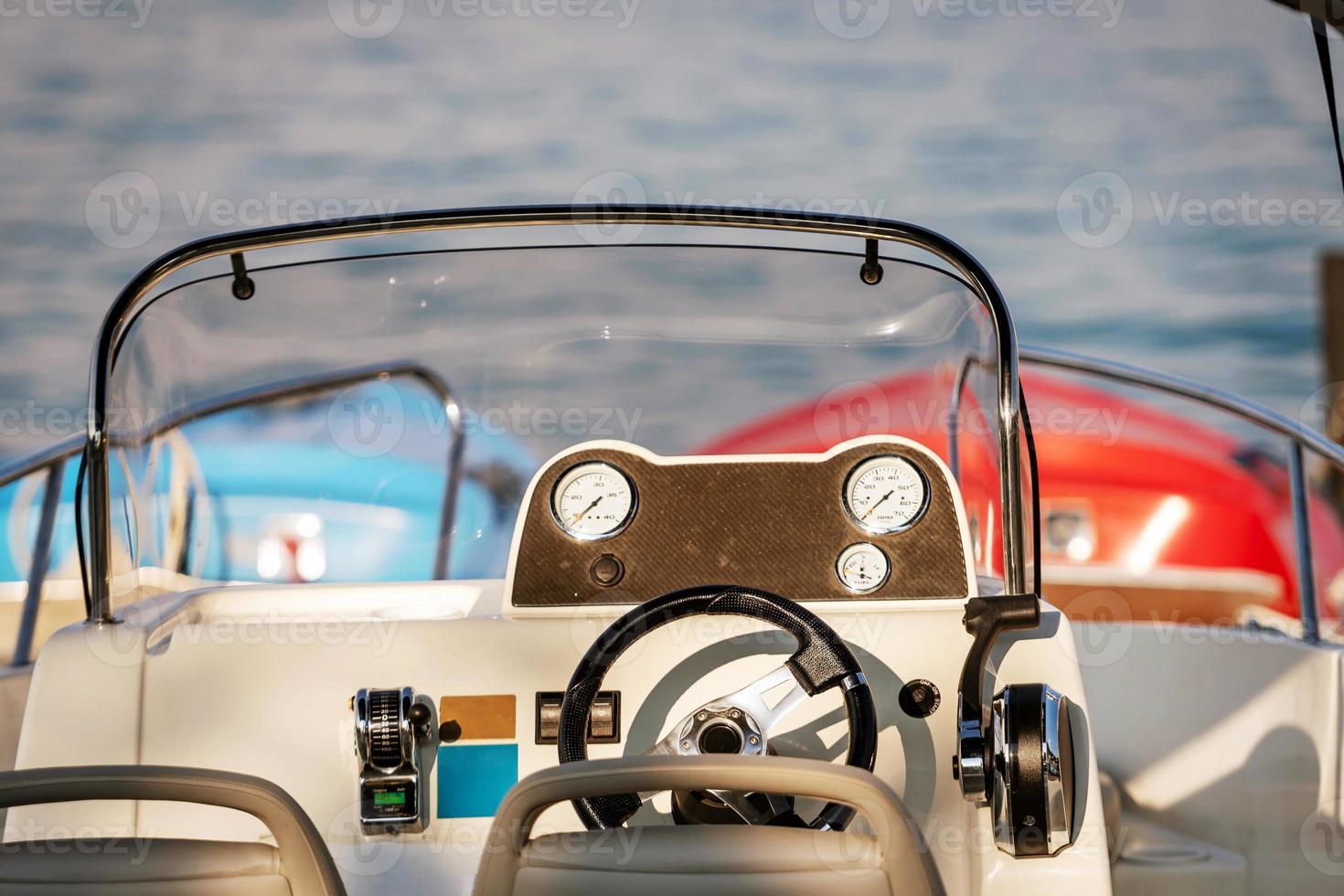 Consola delantera de lanchas motoras con instrumentos de medida. fotografía de primer plano. foto