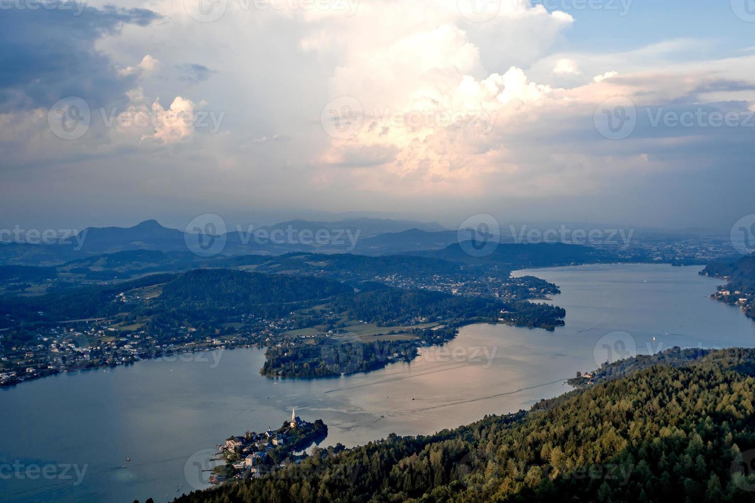 Vista de noche desde la torre de observación pyramidenkogel a las montañas y al lago Woerth, Carintia, Austria foto