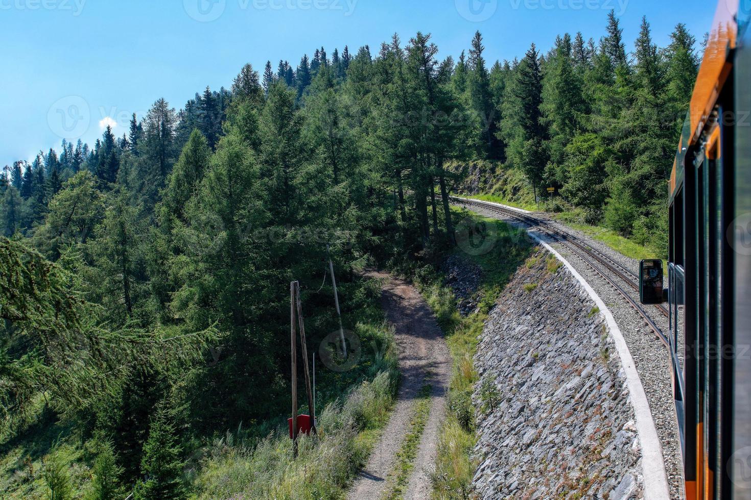 Cremallera única hasta la cima de la montaña Schneeberg en los Alpes austríacos. vista desde el tren. foto