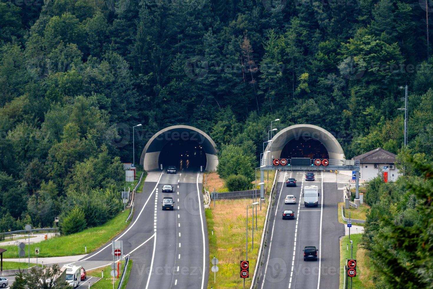 Hermosa vista de las montañas y la entrada al túnel de la autopista, cerca de la aldea de Werfen, Austria foto