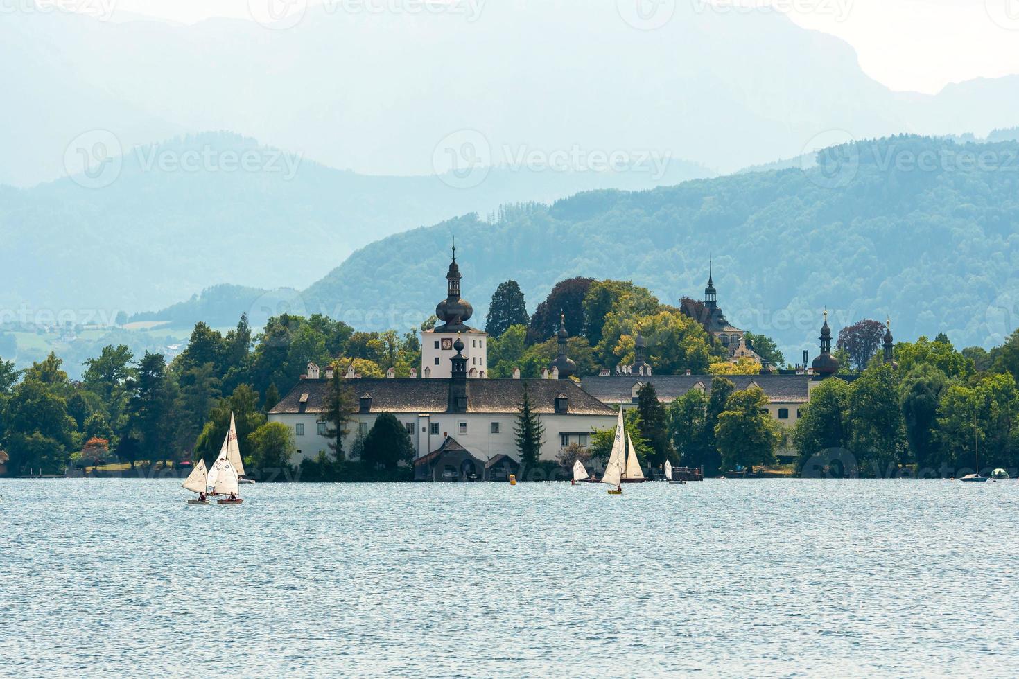 El castillo de Schloss Ort en el lago Traunsee, Austria foto