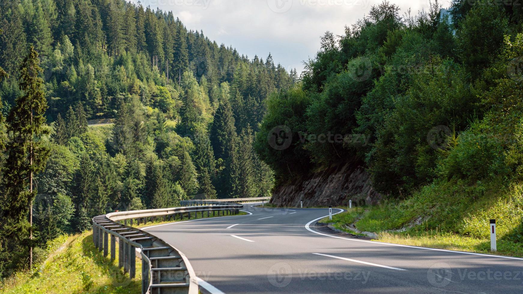 un pintoresco camino asfaltado de montaña a través de los Alpes. Austria. foto