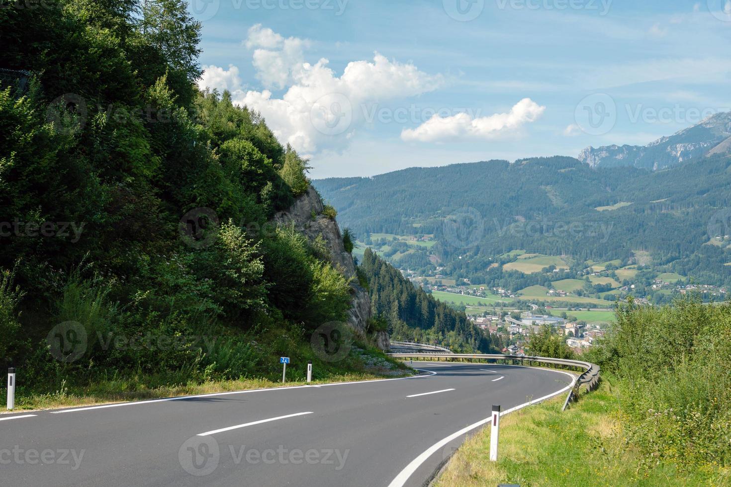 un pintoresco camino asfaltado de montaña a través de los Alpes. Austria. foto