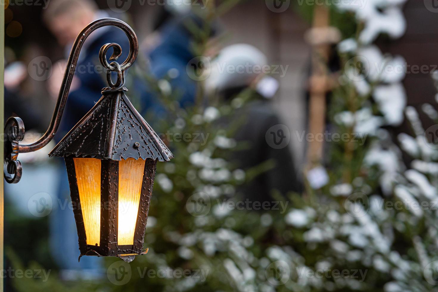 linternas medievales con ramas de abeto en el mercado navideño. Riga, Letonia foto